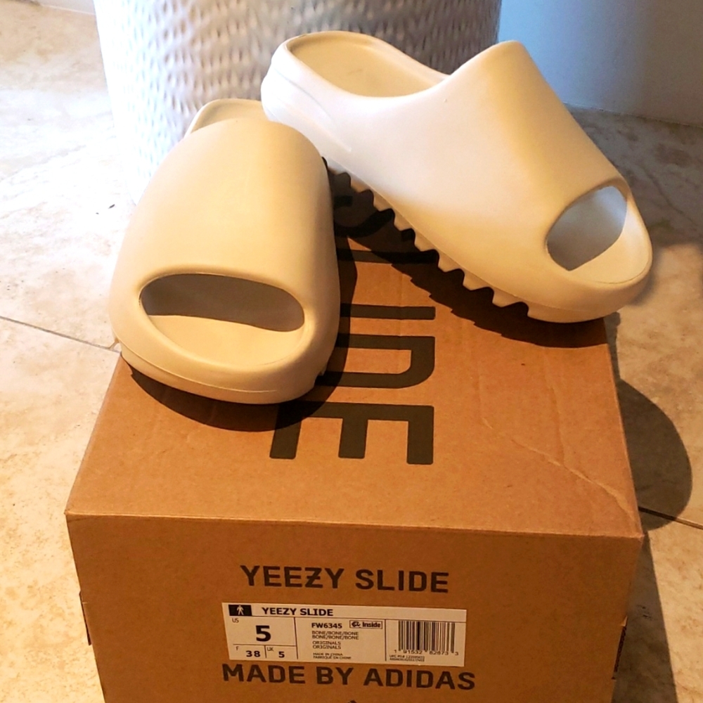Yeezy slides, brand bew